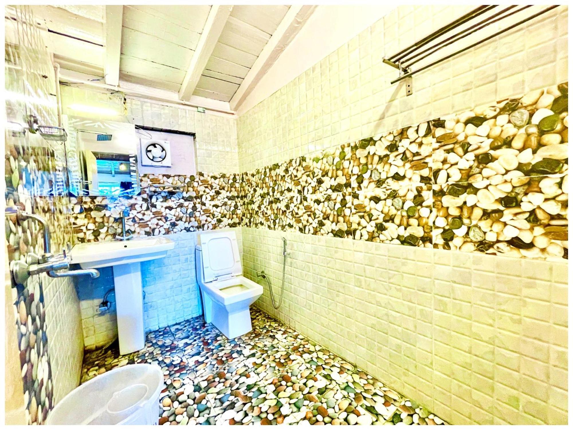 Premium - - P-a-r-a-d-i-s-e - - Near Railway Station And Temple - Restaurant - Wi-fi - Hygiene & Spacious - In *