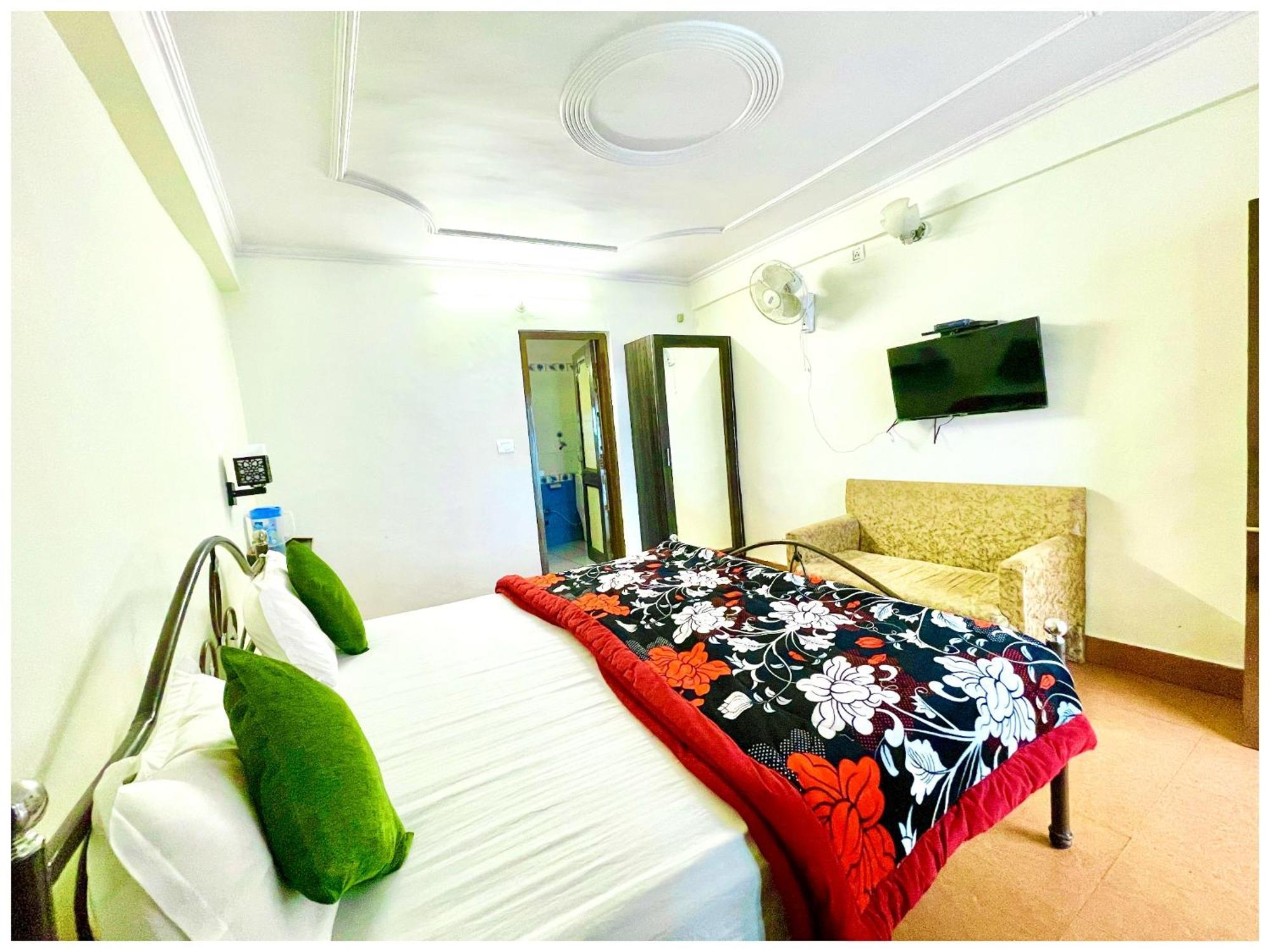 Premium - - P-a-r-a-d-i-s-e - - Near Railway Station And Temple - Restaurant - Wi-fi - Hygiene & Spacious - In