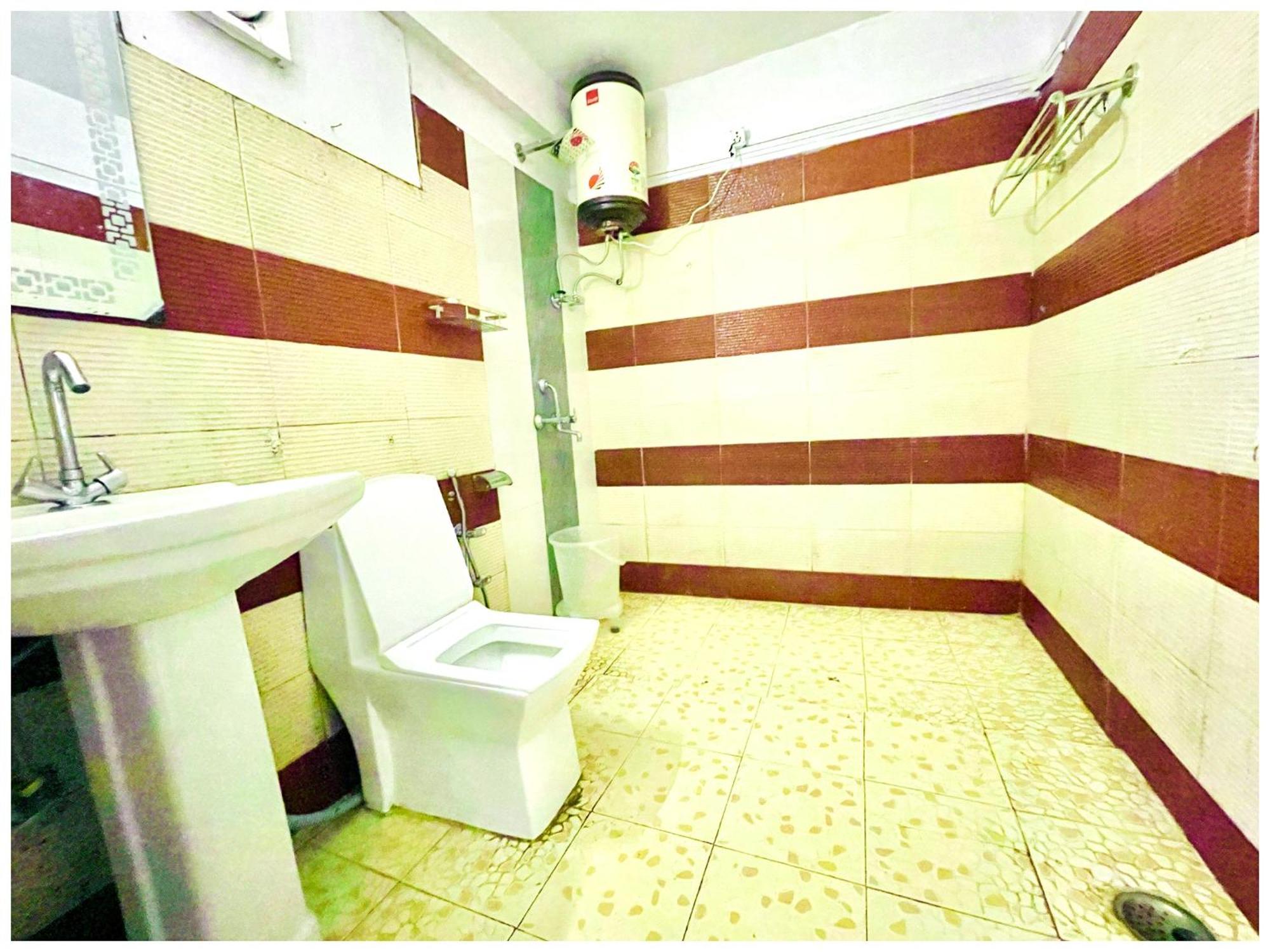 Premium - - P-a-r-a-d-i-s-e - - Near Railway Station And Temple - Restaurant - Wi-fi - Hygiene & Spacious - In Hotel