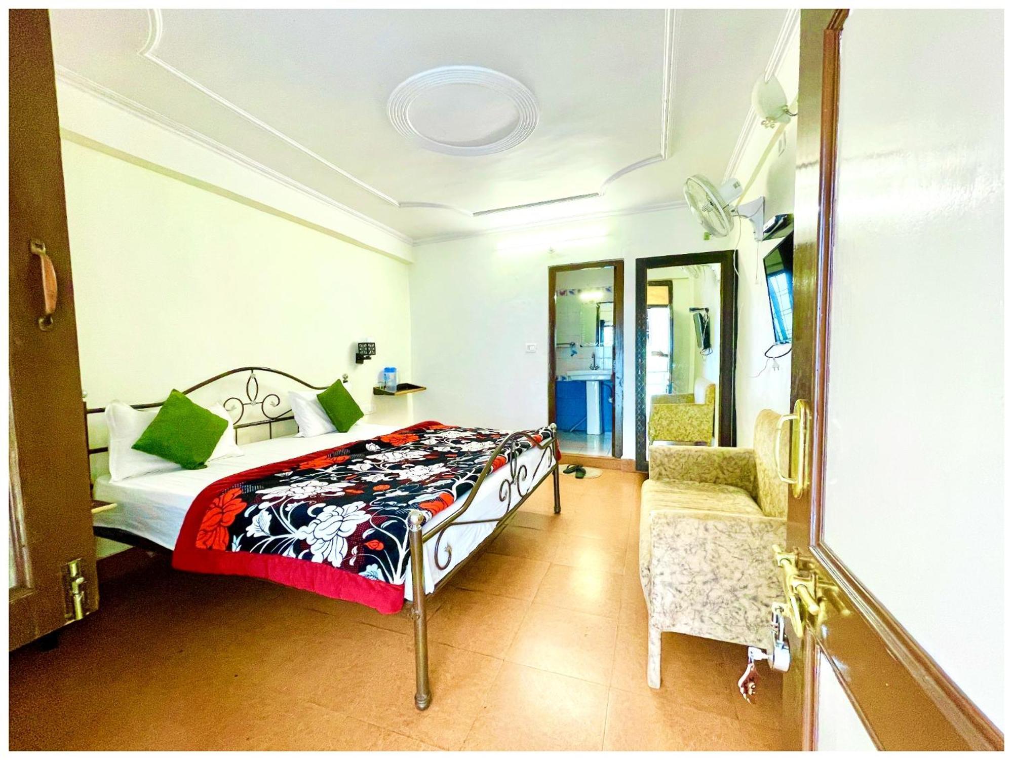 Premium - - P-a-r-a-d-i-s-e - - Near Railway Station And Temple - Restaurant - Wi-fi - Hygiene & Spacious - In Hotel