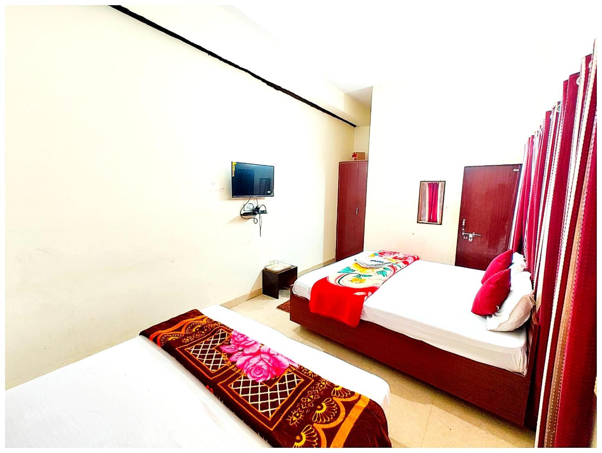 Hotel Premium - - P-a-r-a-d-i-s-e - - Near Railway Station And Temple - Restaurant - Wi-fi - Hygiene & Spacious - In *