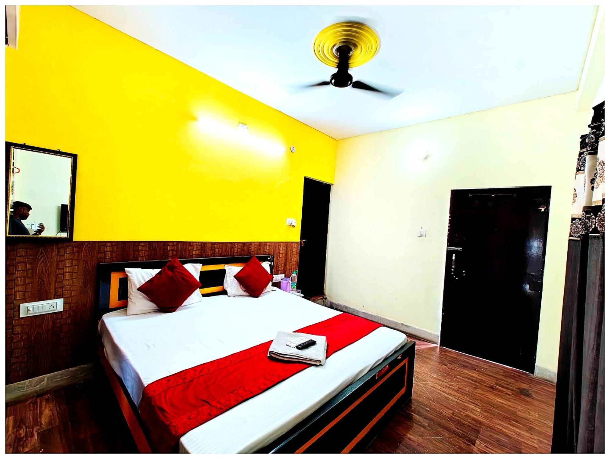 Premium - - P-a-r-a-d-i-s-e - - Near Railway Station And Temple - Restaurant - Wi-fi - Hygiene & Spacious - In Hotel Varanasi