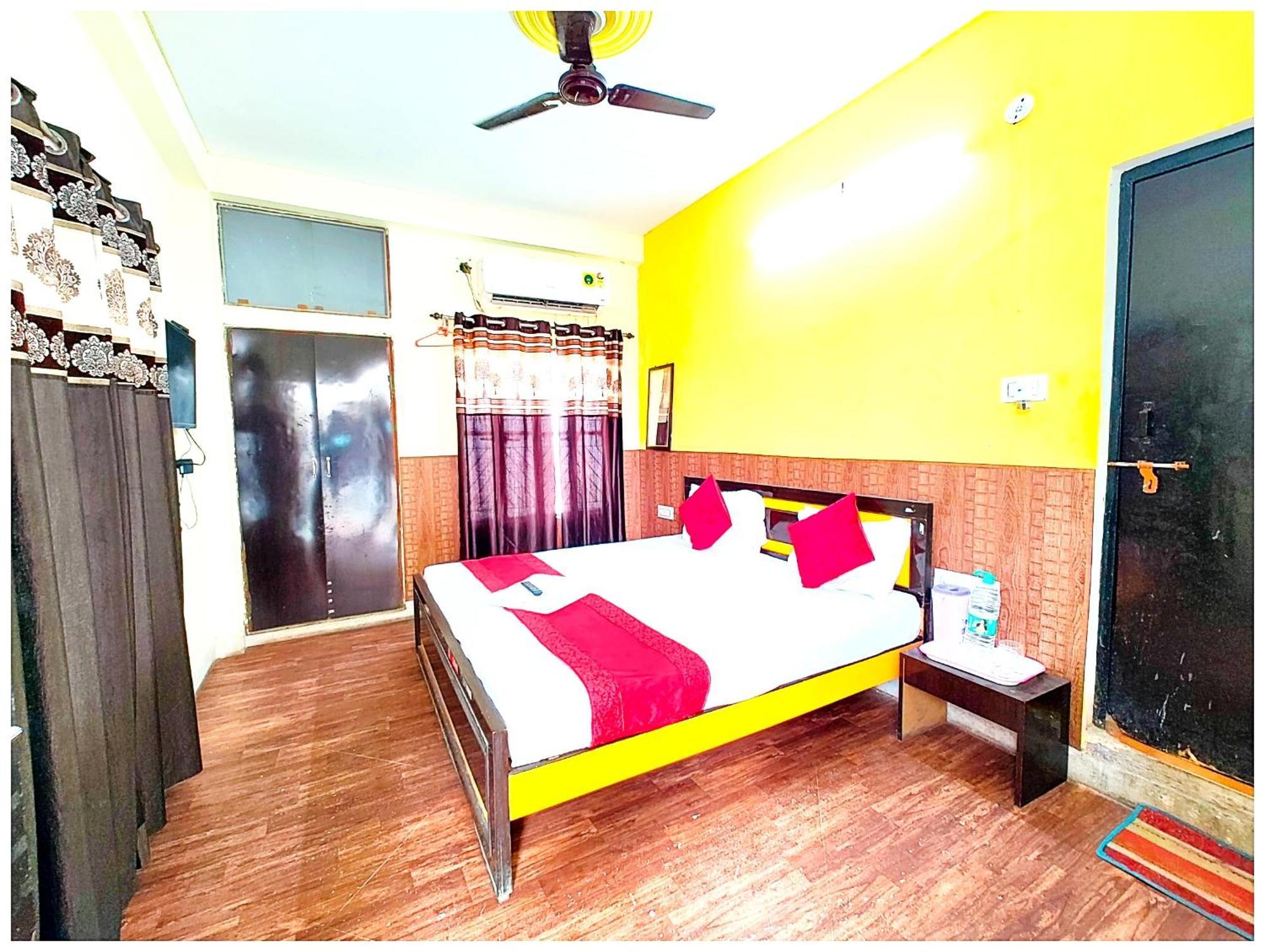 Hotel Premium - - P-a-r-a-d-i-s-e - - Near Railway Station And Temple - Restaurant - Wi-fi - Hygiene & Spacious - In Varanasi