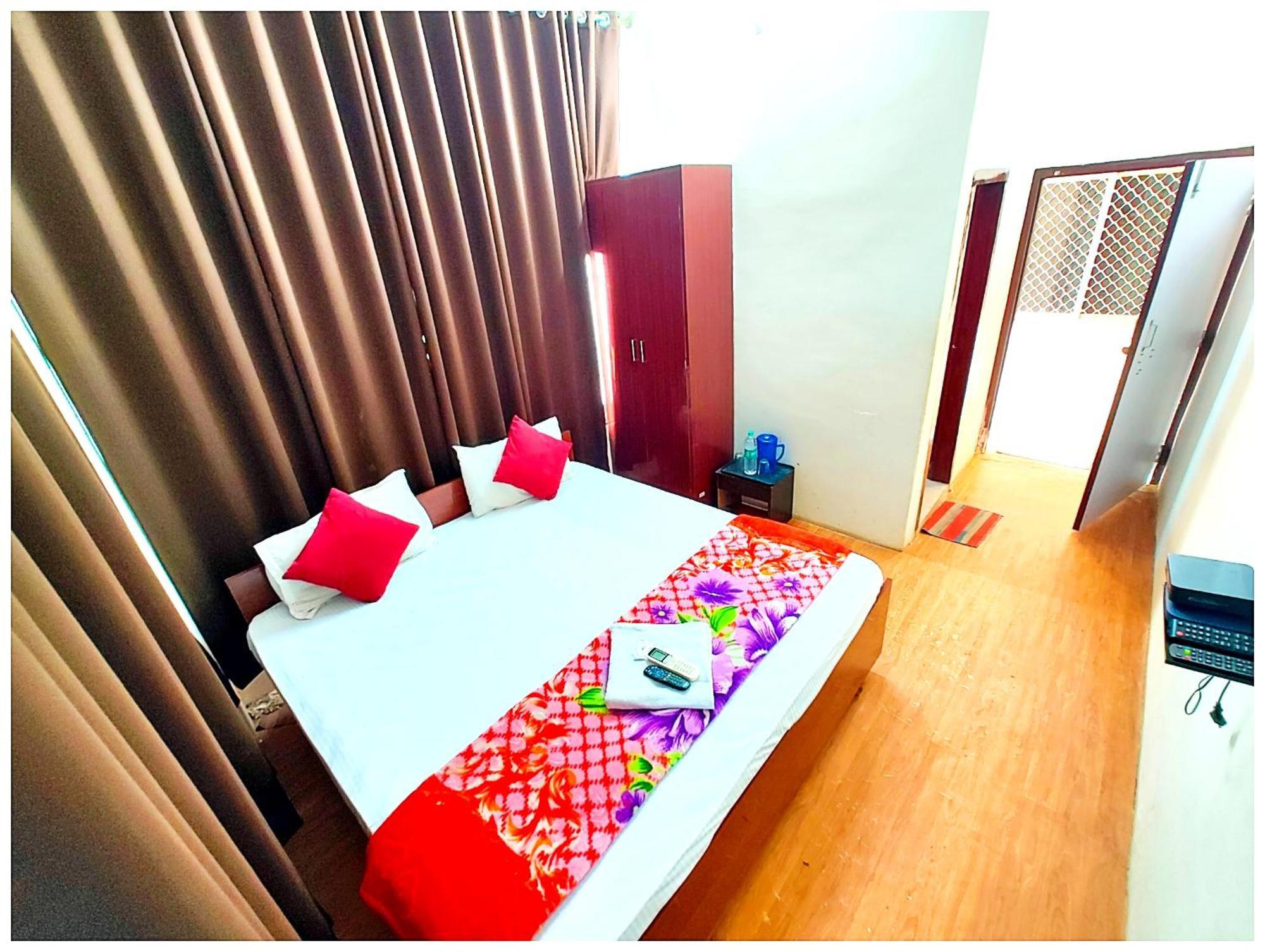 Premium - - P-a-r-a-d-i-s-e - - Near Railway Station And Temple - Restaurant - Wi-fi - Hygiene & Spacious - In *