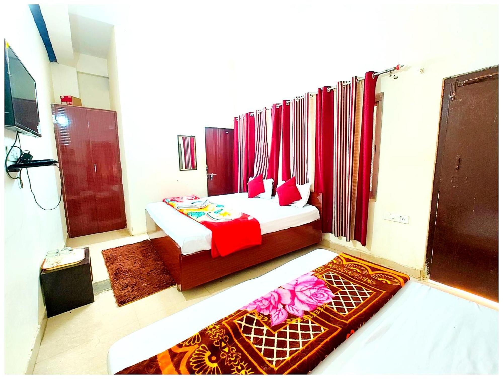 Premium - - P-a-r-a-d-i-s-e - - Near Railway Station And Temple - Restaurant - Wi-fi - Hygiene & Spacious - In